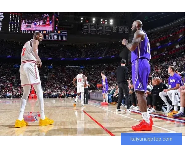 詹姆斯高效轰下14中13表现惊艳杜兰特称他能再打四到五年